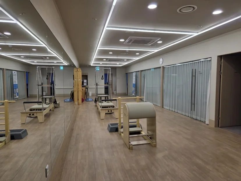 권선구 교통사고 근육통 치료|리포머와 바렐 기구가 구비된 필라테스 스튜디오 내부 전경
