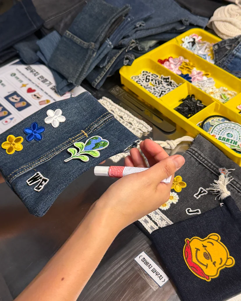 헌 청바지 원단에 귀여운 자수 와펜 패치를 붙여 나만의 업사이클링 파우치를 DIY 제작하는 모습