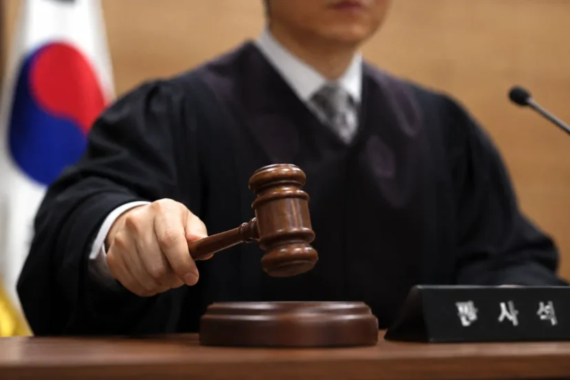 음주 뺑소니 합의|법정에서 의사봉을 든 판사와 판사석 명패