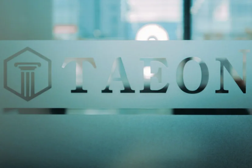 음주운전 재판|법무법인 태온(TAEON)의 로고가 새겨진 유리문
