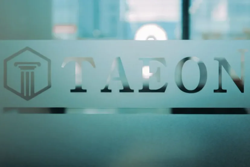 법무법인 태온(TAEON)의 로고가 새겨진 유리문