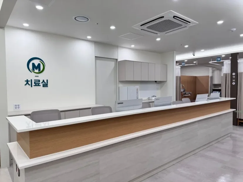 병원 내 치료실 접수대와 깔끔한 내부 전경