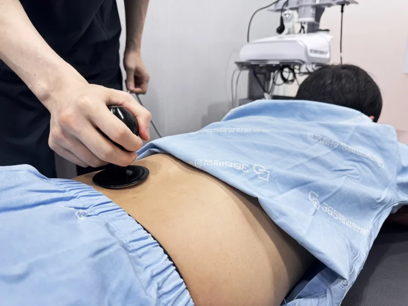 365매일한방병원에서 진행하는 환자 허리 물리치료 장면
