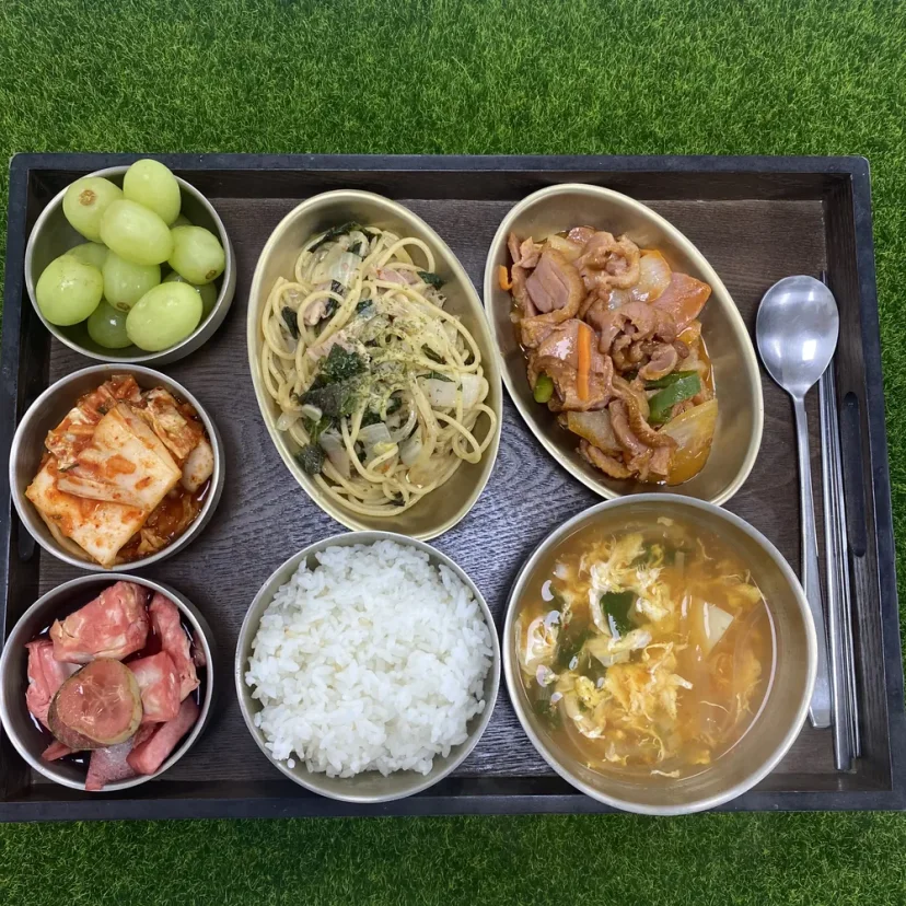 밥과 국, 파스타, 오리고기 볶음이 포함된 정갈한 식단