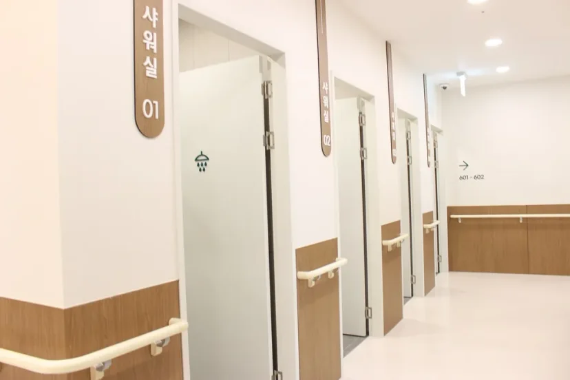 병원 내 샤워실 입구와 복도 전경