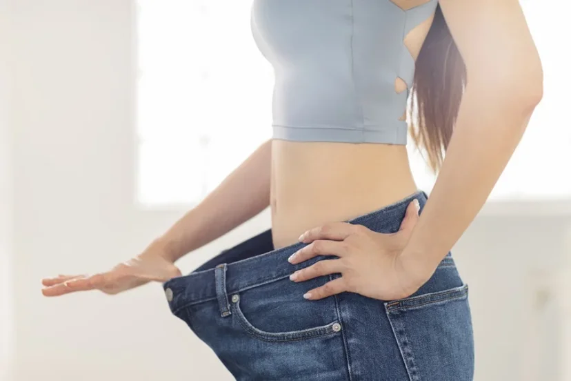 다이어트 성공으로 바지가 헐렁해진 여성의 모습
