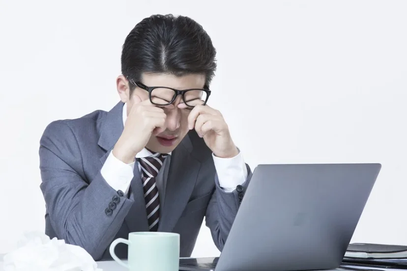 노트북 사용 중 눈의 피로와 통증을 느끼는 직장인