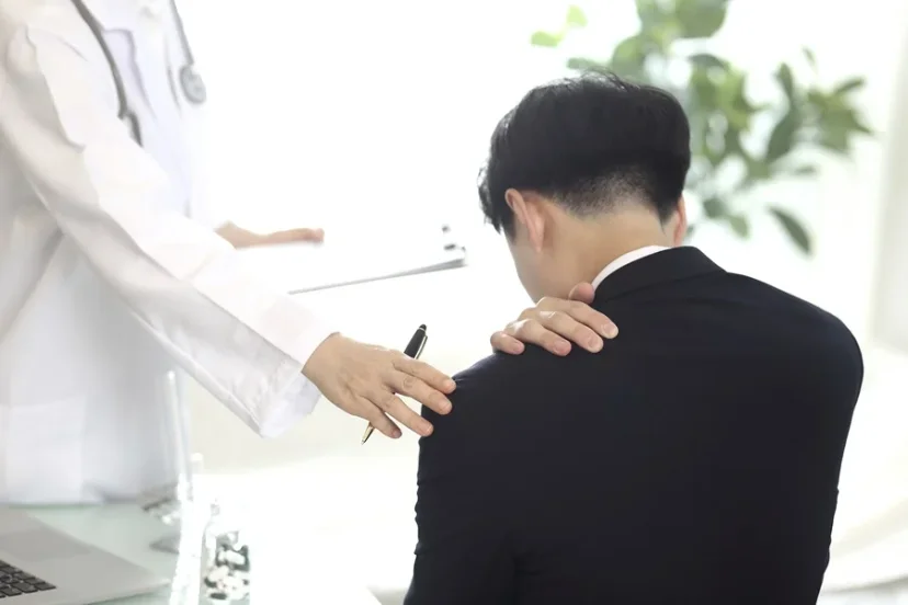 어깨 통증으로 의사에게 진료받는 환자의 모습