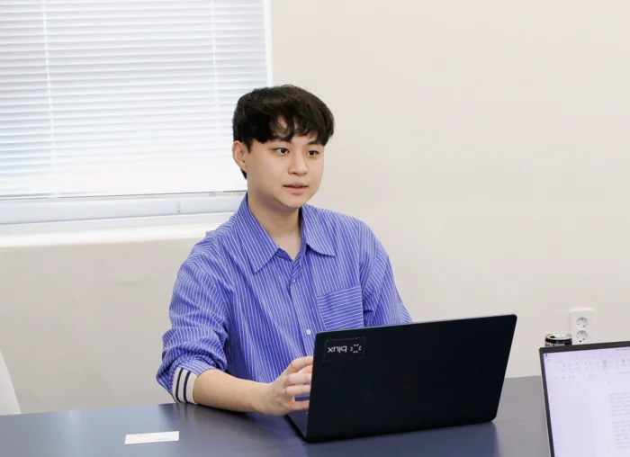 전자신문 인터뷰 중인 이지혁 블럭스 대표 — AI CRM 마케팅 에이전트 블럭스