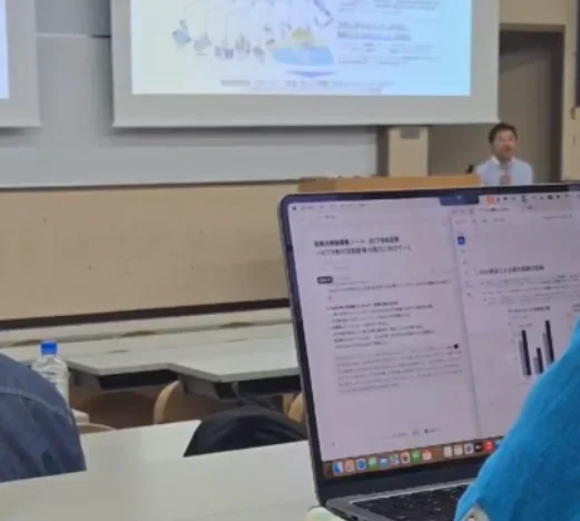 강의실에서 노트북으로 강의 내용을 실시간 기록하는 모습