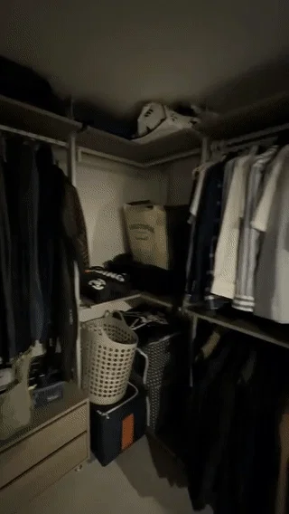 고객님이 직접 촬영한 드레스룸 후기 영상 — 외투와 셔츠가 빽빽하게 걸린 2단 옷봉 구간을 천천히 따라가는 오크 시스템행거 실사용 모습 (고객 제공)