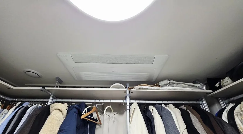 고객님이 후기에 첫 번째로 올리신 사진 — 시스템에어컨 패널 아래로 선반이 지나가는 ㄷ자형 드레스룸 (고객 제공) | 디알코디