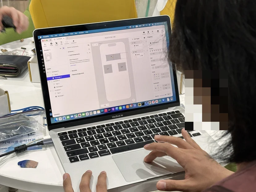 맥북에서 프로토파이로 앱 화면을 설계하는 학생