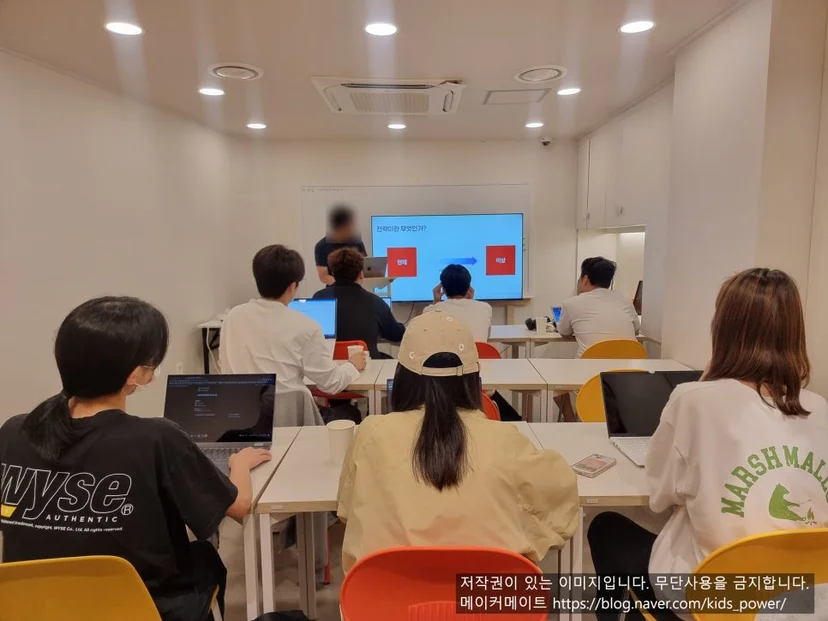 메이커톤 교육에서 노트북으로 실습하는 참가 팀