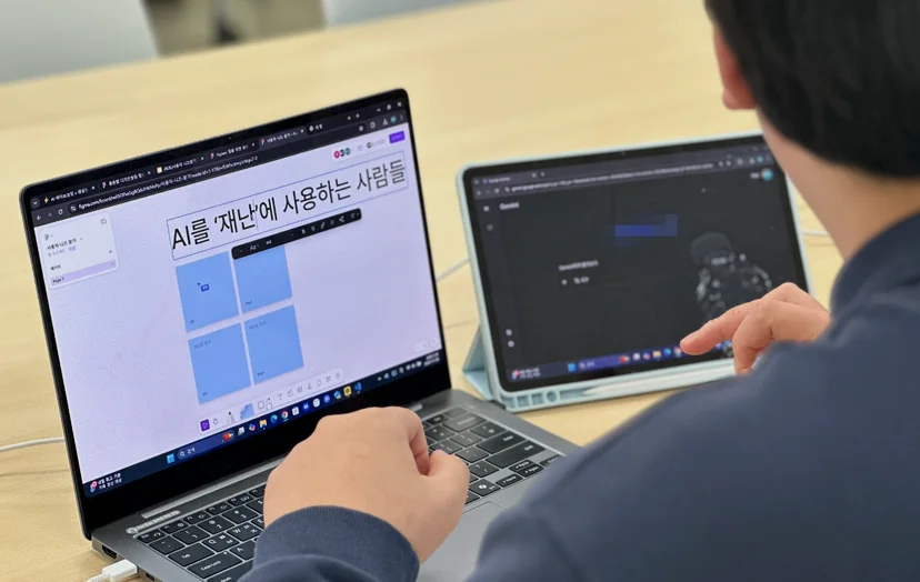 Gemini를 띄운 태블릿 옆에서 ‘AI를 재난에 사용하는 사람들’ 붙임쪽지 보드를 만드는 학생