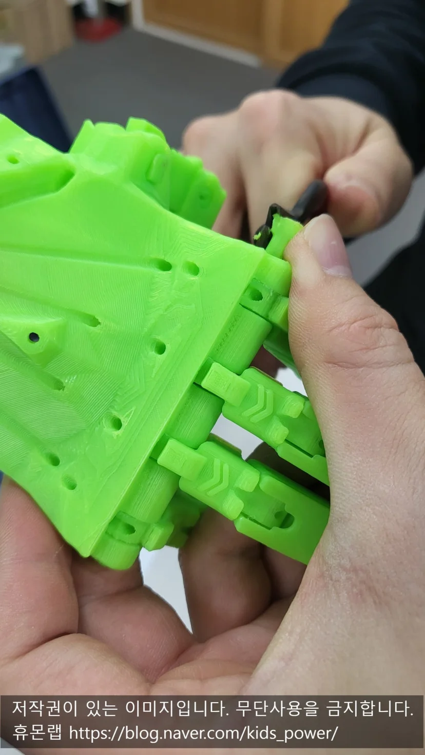 3D 프린터로 출력한 로봇손 파츠