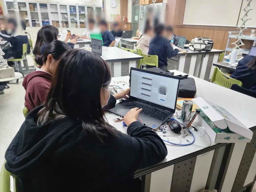 용호고등학교 AIoT 메이커 캠프 현장 사진 5