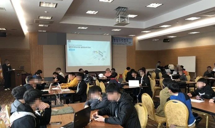 팀별 테이블에 앉아 캠프를 시작한 중등부 학생들