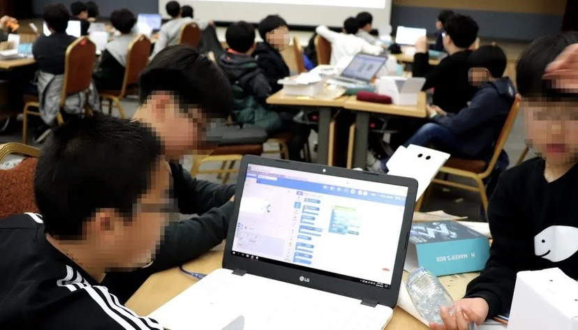 메이커스 박스 부품을 다루고 블록 코딩으로 실습하는 학생들