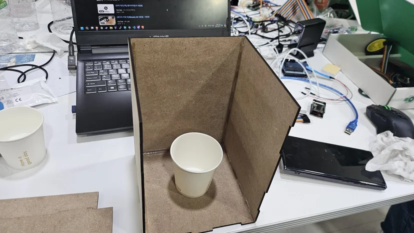 판재로 외형 구조를 만들고 바닥에서 판을 재단하는 모습