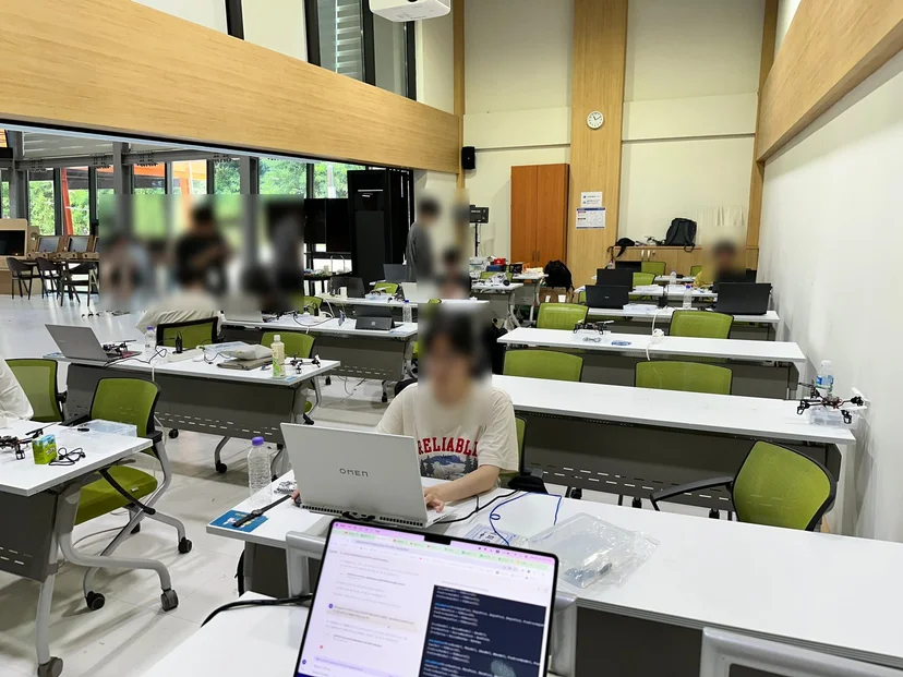 강원대학교 AI 코딩 드론 제작 교육 현장 사진 19