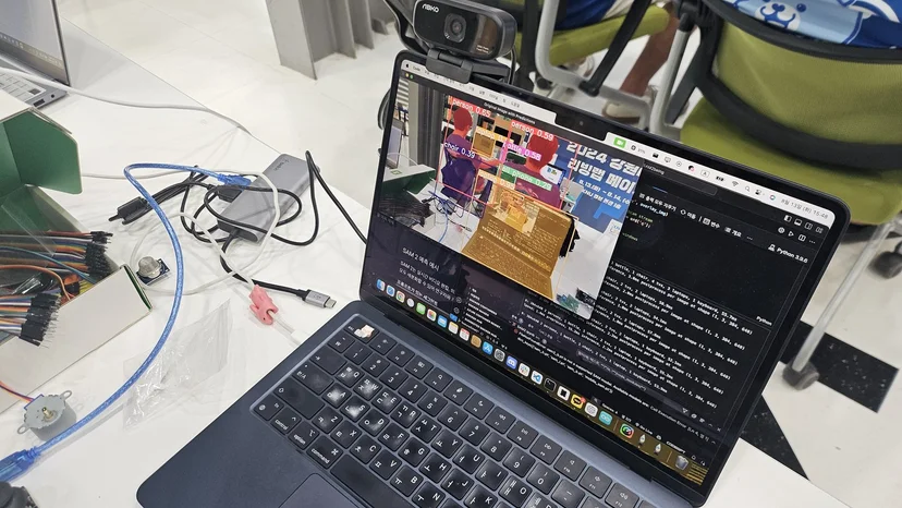 노트북으로 코드와 실행 화면을 확인하며 작업하는 모습