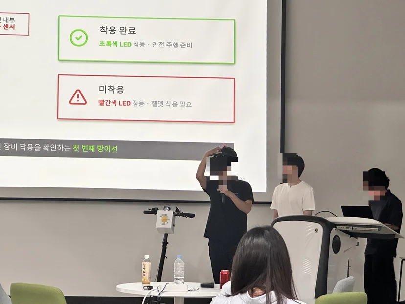 헬멧 착용 감지 기능을 헬멧을 쓰고 시연하는 학생