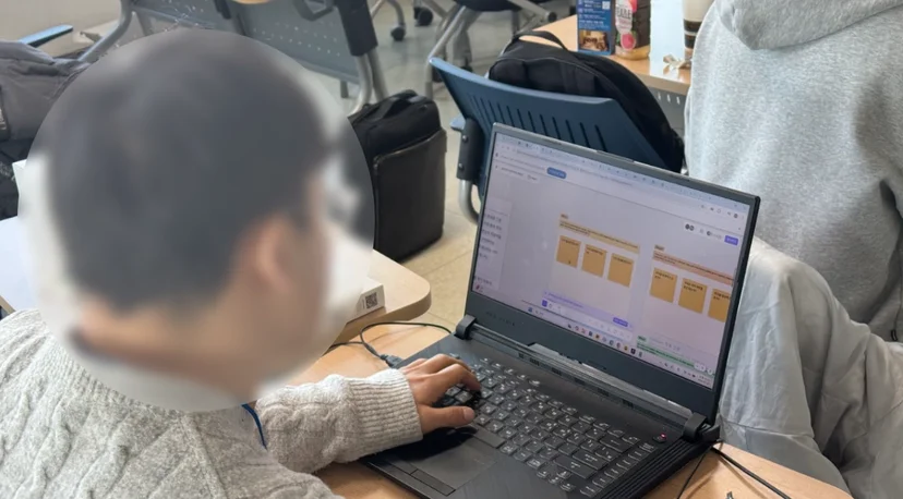 노트북에 붙임쪽지 보드를 띄워 대상과 문제를 정리하는 학생