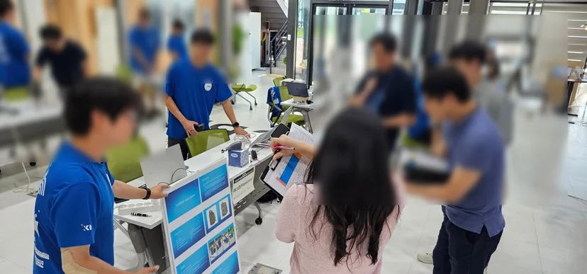 ‘AIoT를 이용한 날씨 알림 서비스’ 팀의 발표 판과 시연
