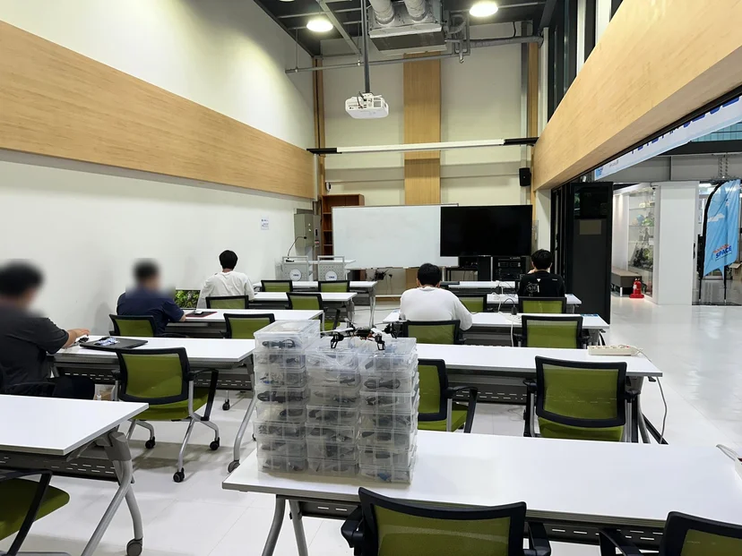 강원대학교 AI 코딩 드론 제작 교육 현장 사진 3