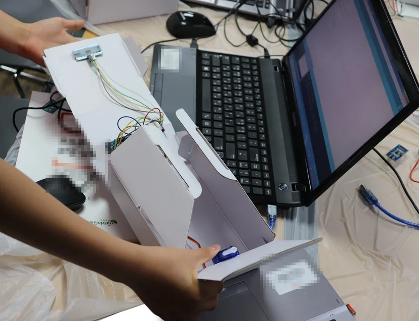 센서와 서보모터를 넣어 만든 해커톤 작품