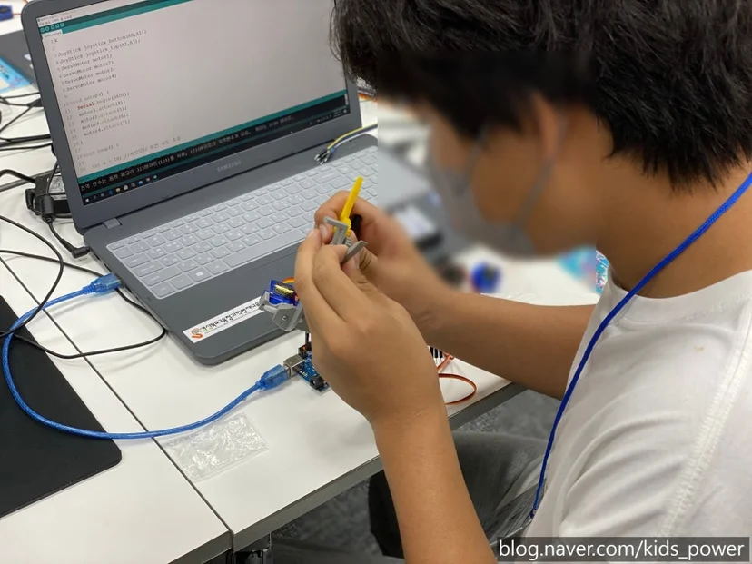 3D 프린팅 의수와 아두이노를 결합한 로봇손