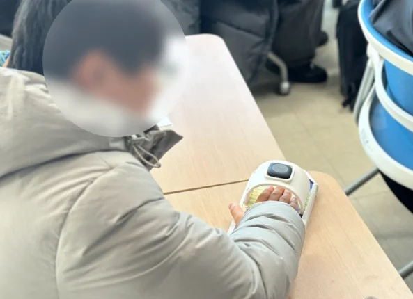 손에 착용해 작동을 시연하는 업사이클링 시제품