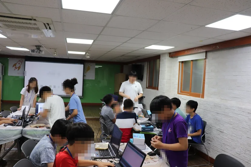 팀별로 작품을 만드는 학생들과 교풀에듀 강사
