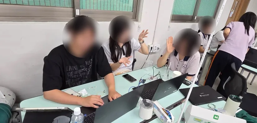 노트북과 아두이노, 실습기기를 두고 어는점 활동에 참여하는 학생들