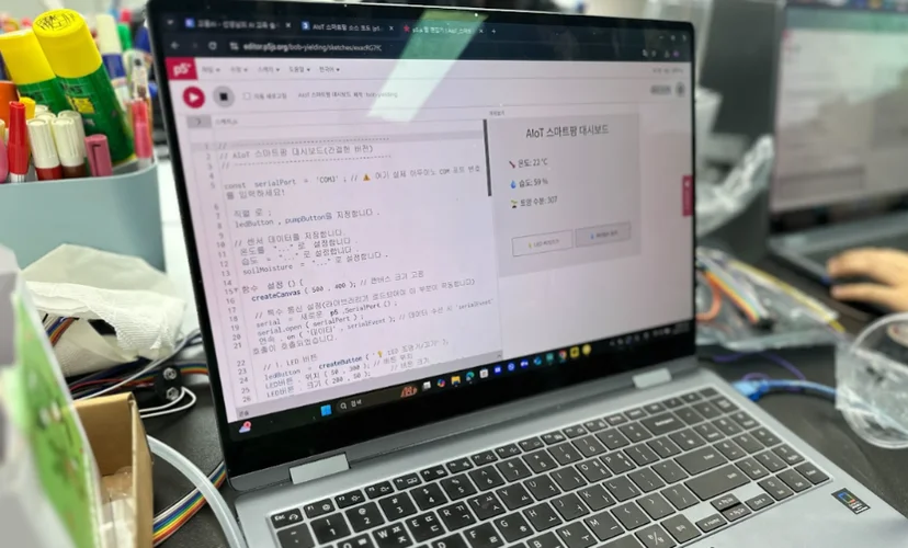봉평고 학생 책상 위 AI 스마트팜 키트와 노트북