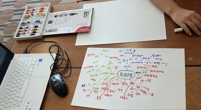 센서를 넣어 그린 아이디어 스케치와 환경오염을 주제로 그린 마인드맵