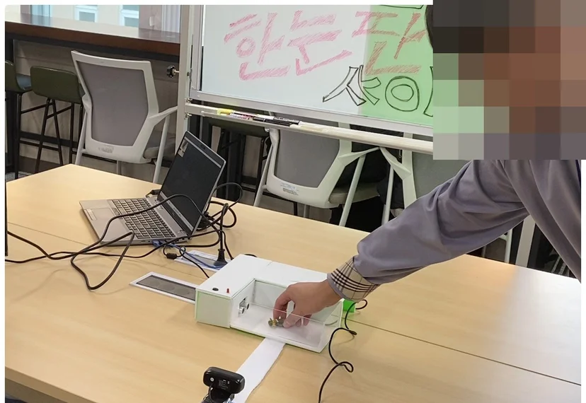 웹캠과 초음파 센서를 단 장치를 시연하는 학생