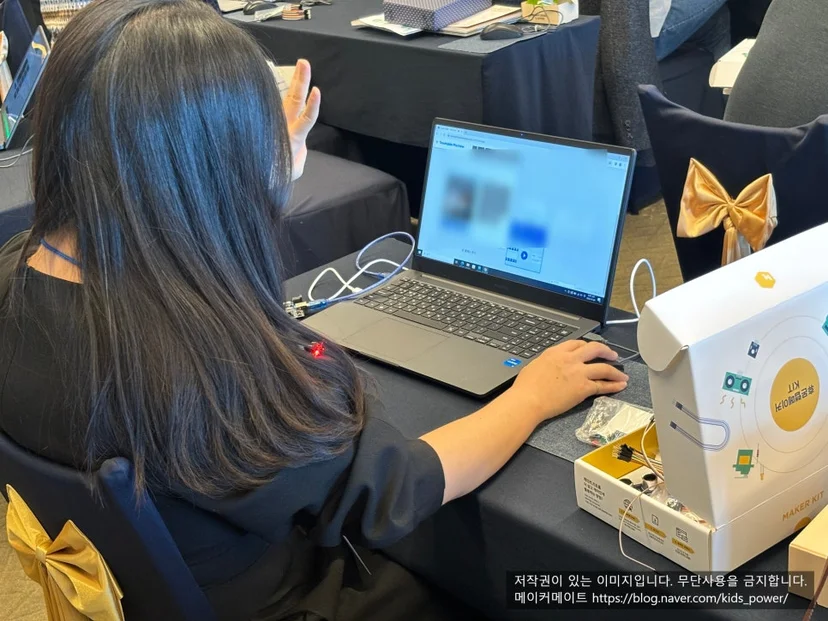 손 모양에 따라 색이 바뀌는 AI 인식 무드등