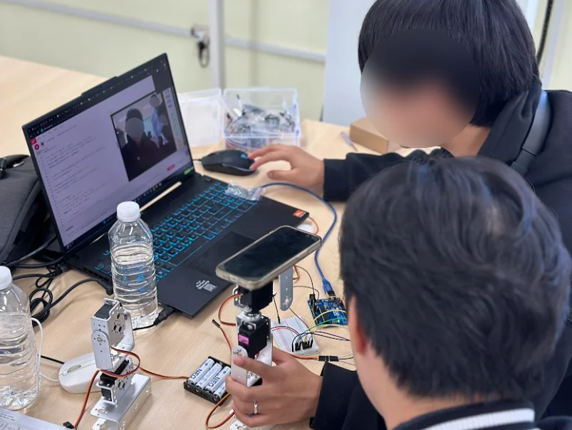 팀 기획에 맞춰 개조한 로봇암