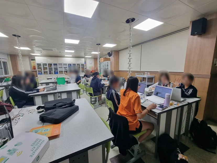용호고등학교 AIoT 메이커 캠프 현장 사진 2