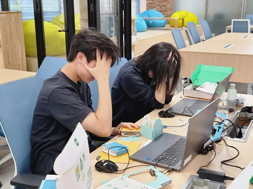 팀 AI 프로젝트를 제작하는 학생들