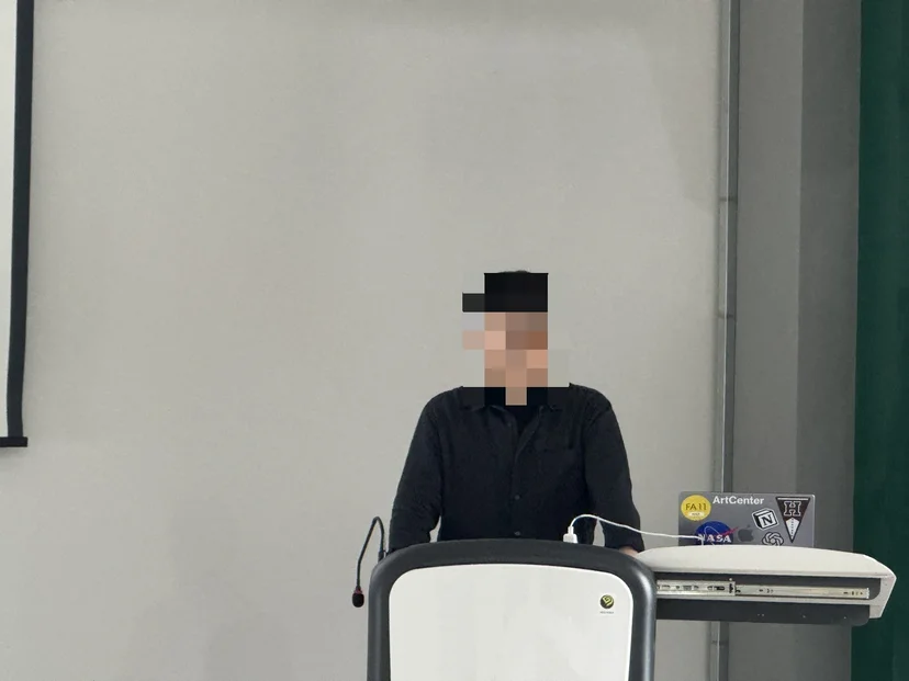 강단에서 프로토파이 강의를 진행하는 강사