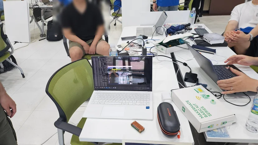 회로를 연결하고 노트북으로 동작을 확인하는 학생들