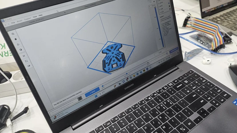 노트북에서 설계한 3D 모델과 출력에 쓴 3D 프린터