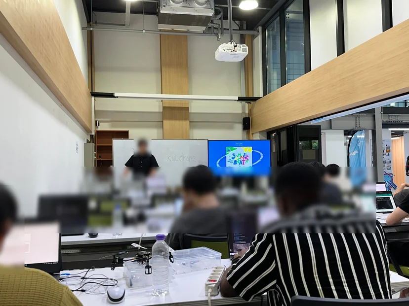 강원대학교 AI 코딩 드론 제작 교육 현장 사진 15