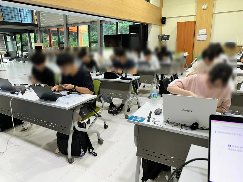 강원대학교 AI 코딩 드론 제작 교육 현장 사진 9