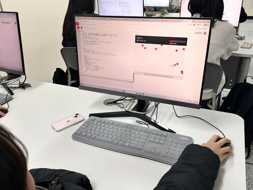 항체와 병원체의 상호작용을 게임 형태로 표현한 과학 시뮬레이션