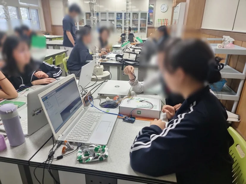 용호고등학교 AIoT 메이커 캠프 현장 사진 3