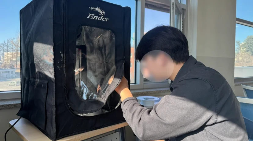 3D 프린터로 부품을 출력하는 학생